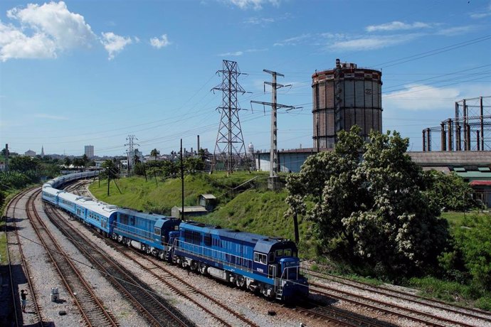Tren chino circula por primera vez en Cuba