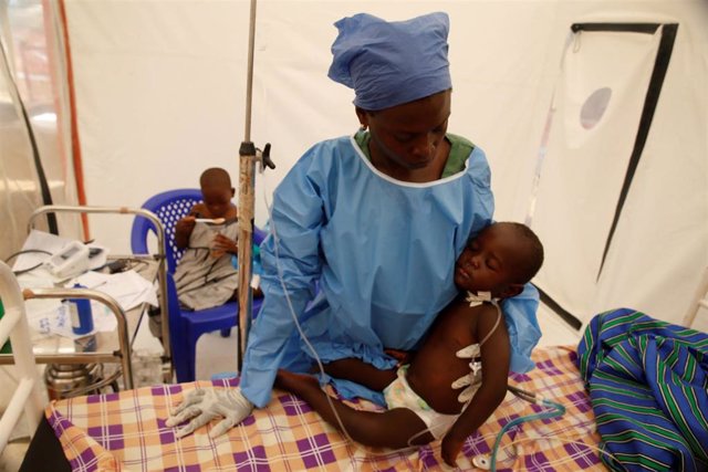 Atención a niño enfermo con ébola en RDC