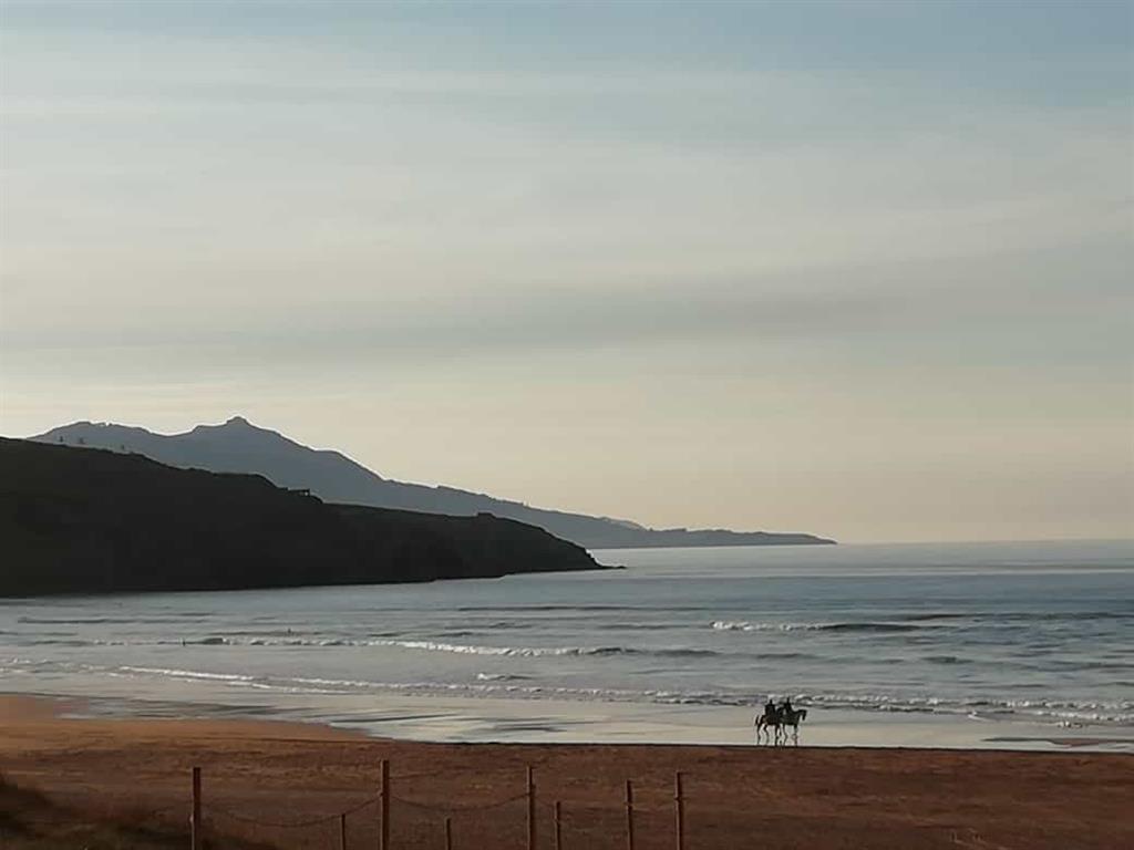 La Bandera Roja Ondea En Las Playas Vizcainas De La Arena