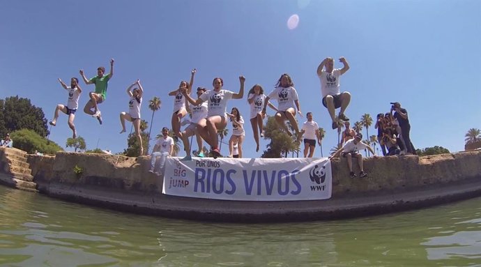 Voluntarios de WWF protestan contra el mal estado de los ríos en puntos "críticos" de Córdoba, Granada, Málaga y Sevilla