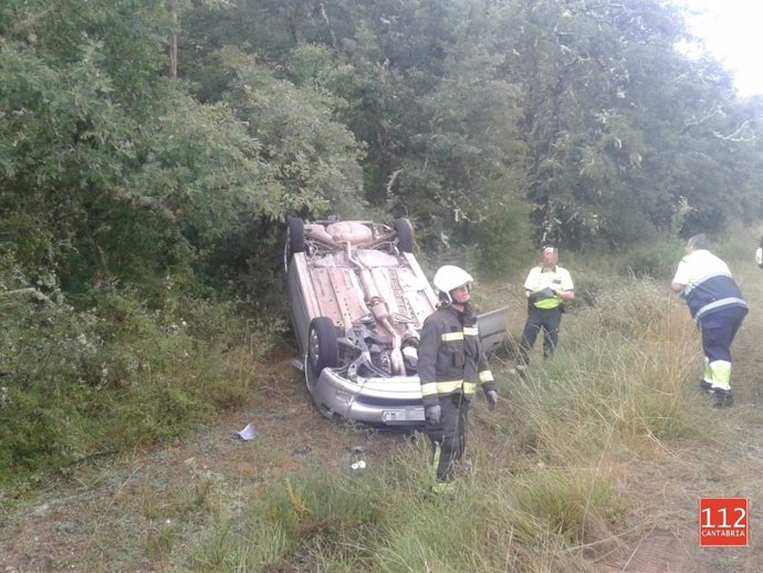 Vehículo volcado en Báscones de Ebro (Palencia)