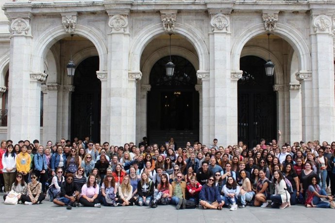 Alumnos extranjeros en las puertas del Ayuntamiento de Valladolid.