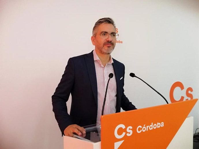 El parlamentario andaluz de Cs por Córdoba Emiliano Pozuelo en rueda de prensa