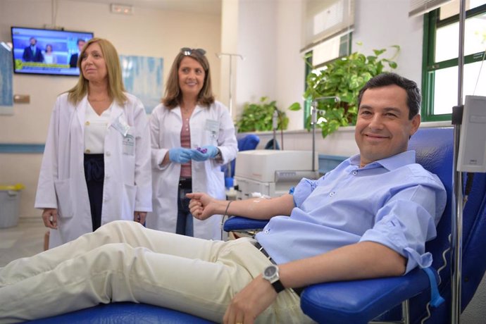 El presidente de la Junta, Juanma Moreno, dona sangre