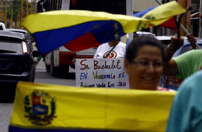 21 June 2019, Venezuela, Valencia: Peopel protest with placards and flags against the visit of Michelle Bachelet, United Nations High Commissioner for Human Rights, to Venezuela. Photo: Juan Carlos Hernandez/ZUMA Wire/dpa