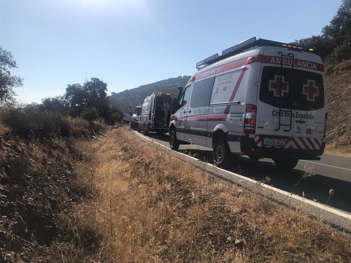 Ambulancias asisten a los heridos en un accidente en Monesterio