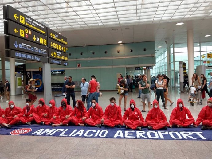 Activistes contra l'ampliació de l'Aeroport de Barcelona