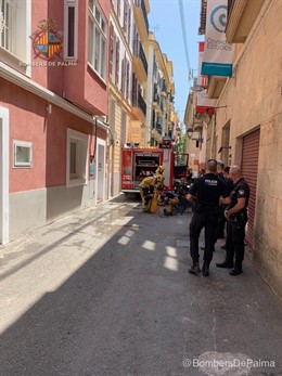 Imatge de l'operatiu que ha sufocat un petit incendi en un local del centre de Palma.