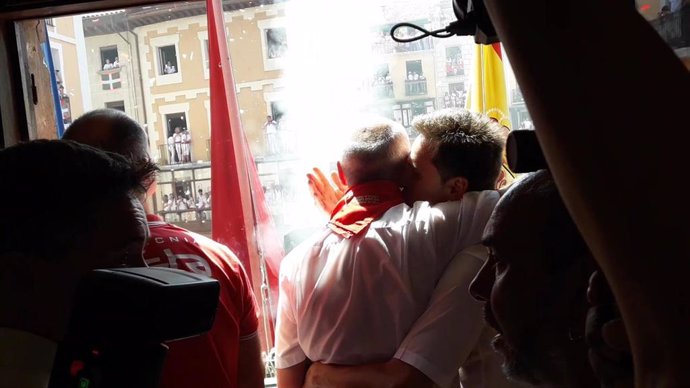 Jesús Garisoain (i) y José Andres Palacios, miembros de La Pamplonesa, se abrazan tras lanzar el chupinazo de Sanfermines.
