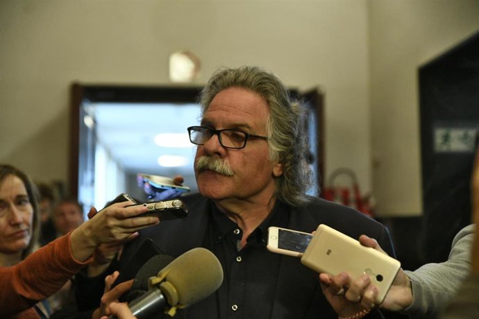 El portaveu d'ERC al Congrés dels Diputats, Joan Tard, ofereix declaracions als mitjans de comunicació al passadís del Congrés dels Diputats.
