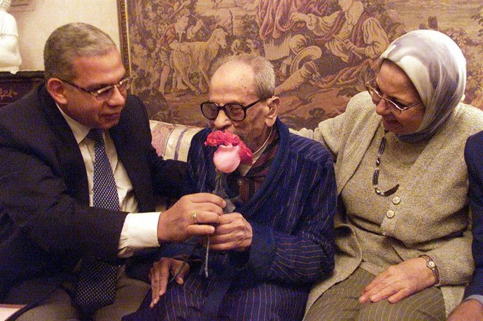 El escritor egipcio y Premio Nobel Maguib Mahfuz