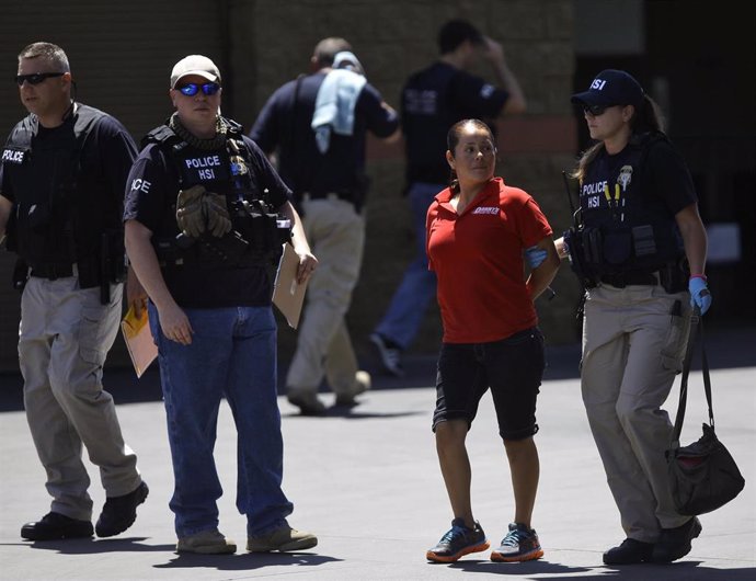 Agentes del ICE detienen a una mujer en Phoenix (Arizona)