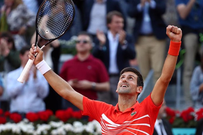 Novak Djokovic celebra su triunfo en el Mutua Madrid Open de 2019