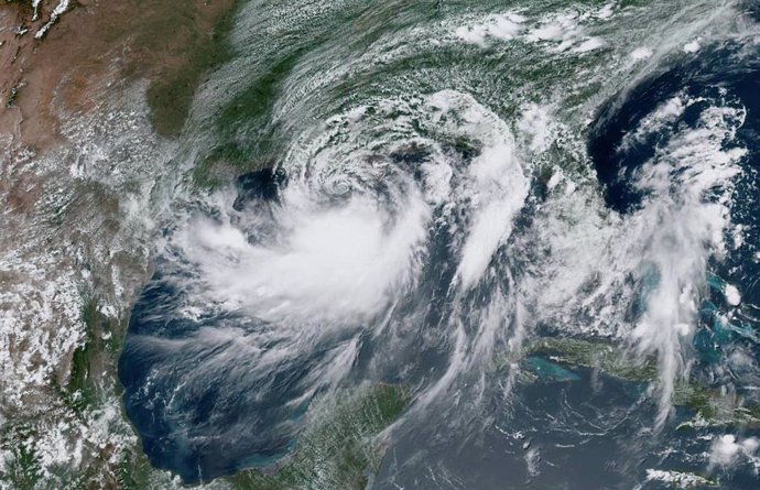 El huracán 'Barry' antes de tocar tierra en el sur de EEUU.