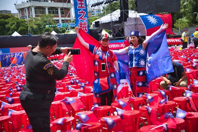 Seguidores del Kuomintang posan durante un mitin de cara a las primarias del partido. 