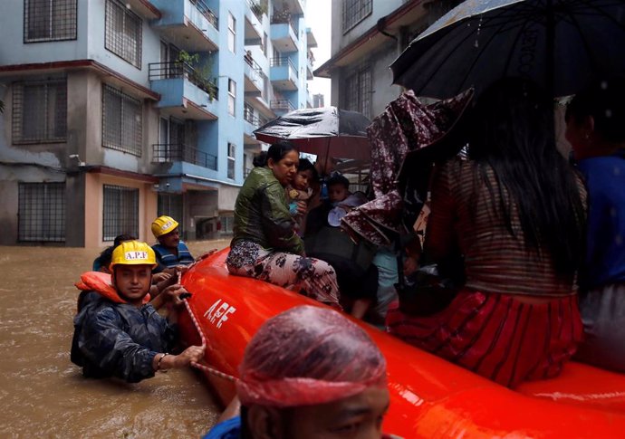 Varias personas son rescatadas ante las fuertes inundaciones en Nepal.