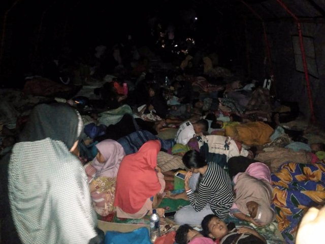 Varias personas en Indonesia en la calle por el fuerte terremoto