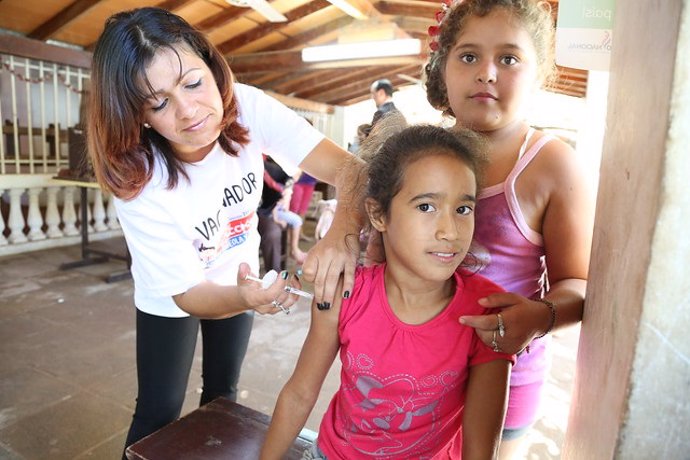 Vacunación durante la Semana de Vacunación en las Americas 2014