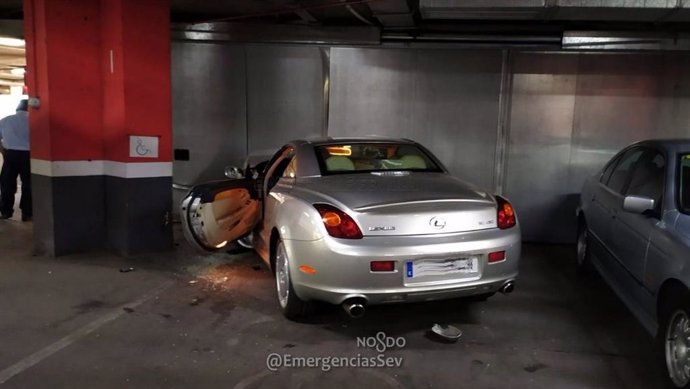 Turismo siniestrado en un parking de Sevilla por un conductor ebrio