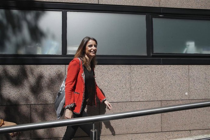 La vicesecretaria de Estudios y Programas del PP y número dos del Ayuntamiento de Madrid, Andrea Levy, a su llegada al pleno de investidura del presidente de la Comunidad de Madrid.