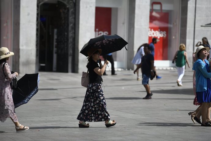 Recursos de calor, verano, sol, buen tiempo, mujer con paraguas