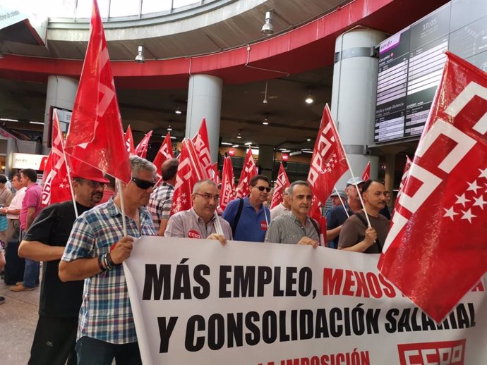 El sindicato CC.OO se concentra en la estación de Atocha en la jornada de huelga de este lunes