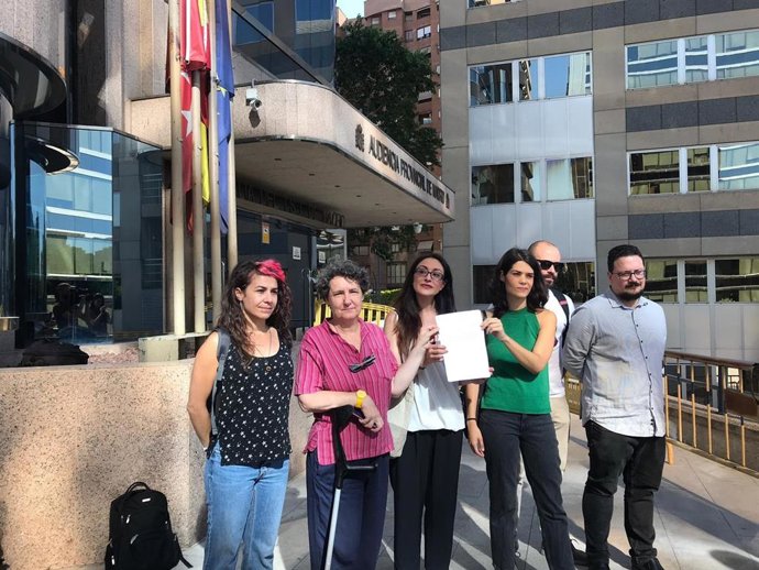 La portavoz del Grupo Parlamentario de Unidas Podemos en la Asamblea, Isa Serra, junto a los diputados Sol Sánchez, Beatriz Gimeno y Jacinto Morano, presenta ante la Fiscalía una denuncia contra la petición de información de Vox sobre charlas LGTBI.