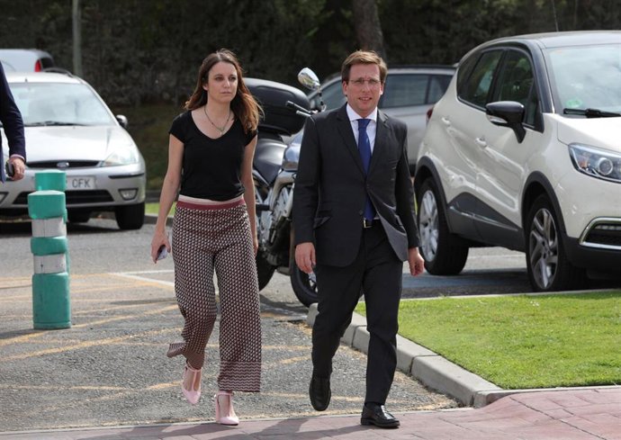 Imagen de recurso de la concejala del área delegada de Cultura y Turismo en el Ayuntamiento de Madrid, Andrea Levy, y el alcalde de la capital, José Luis Martínez-Almeida.