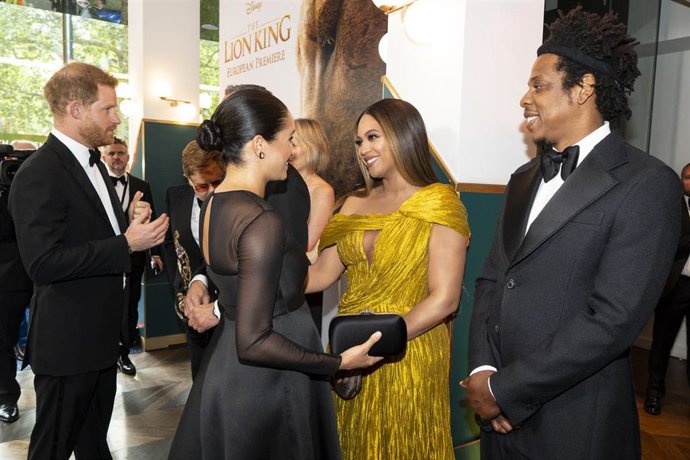 Los Duques de Sussex con Beyoncé y Jay-z en la premiere de Londres de El Rey León