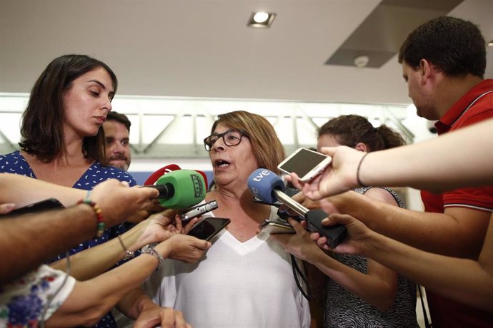 La concejala de Más Madrid, Inés Sabanés, ofrece declaraciones a los medios de comunicación antes de la celebración de una sesión plenaria en el Ayuntamiento de Madrid.