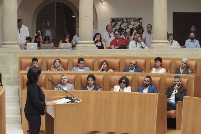 La candidata socialista a la presidencia de La Rioja, Concha Andreu (i), en el Parlamento de La Rioja, durante la primera sesión del pleno de investidura para la elección de la presidenta del Gobierno regional.
