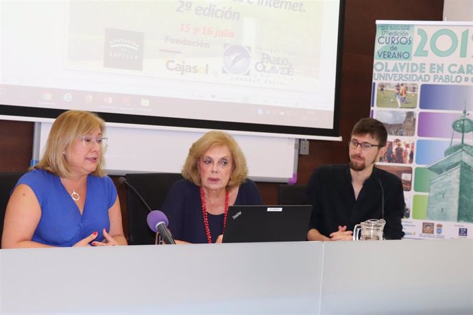 La abogada Mar Hermano y la presidenta del Consejo Social de la UPO, Amparo Rubiales, en los cursos de verano de Carmona (Sevilla)