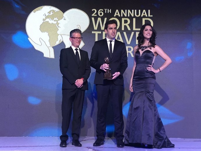 El director comercial corporativo de Barceló Hotel Group en Latinoamérica, Mariano Luján, recoge el premio en los WTA.