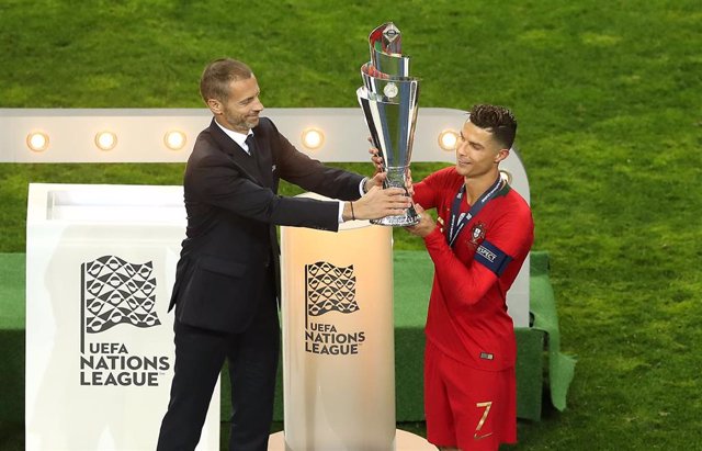 09 June 2019, Portugal, Porto: UEFA President Aleksander Ceferin hands the trophy to Portugal's Cristiano Ronaldo after Portugal's victory in the UEFA Nations League Final soccer match against Netherlands at the Estadio do Dragao. Photo: Tim Goode/PA Wire