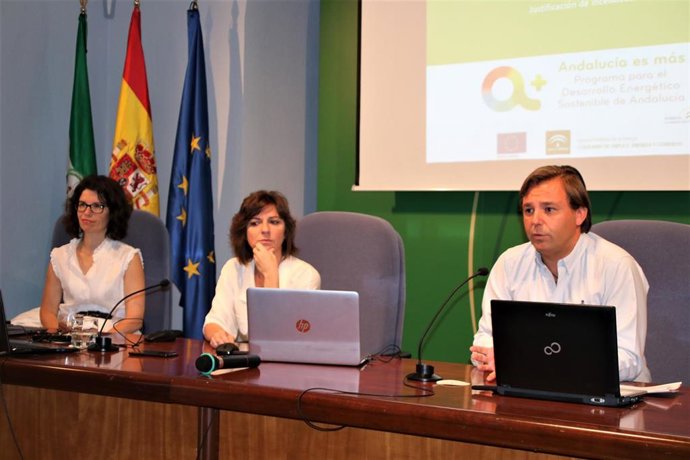 Repullo (dcha.), durante la reunión con los ayuntamientos
