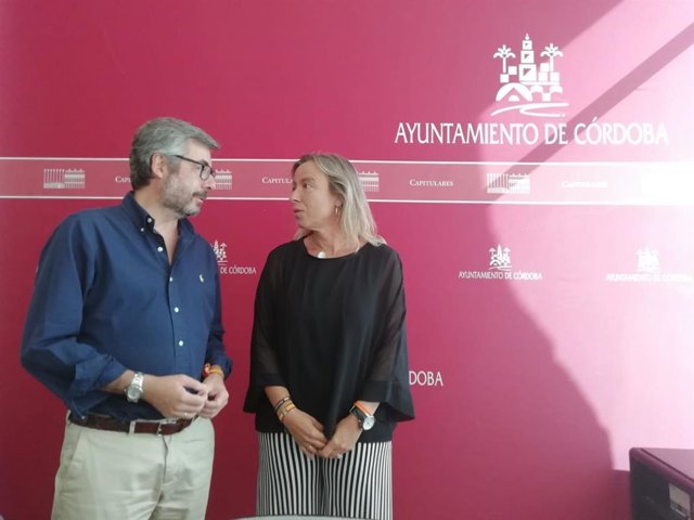 Miguel Ángel Torrico e Isabel Albás hablan antes del inicio de la rueda de prensa.