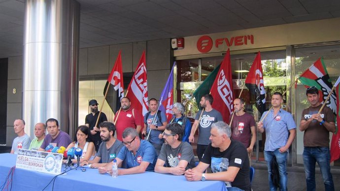 Rueda de prensa de los sindicatos del Metal de Bizkaia ante la sede de la FVEM en Bilbao