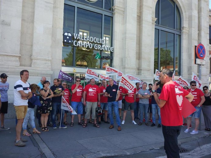Concentración de delegados de CCOO y trabajadores de Renfe ante la Estación Valladolid Campo Grande.