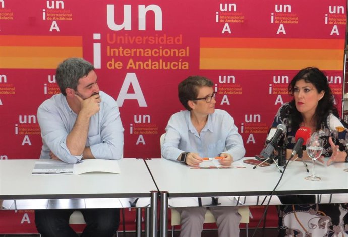 El periodista y escritor Daniel Ruiz y la periodista y escritora Eva Díaz Pérez en los cursos de verano de la Universidad Internacional de Andalucía (UNIA)