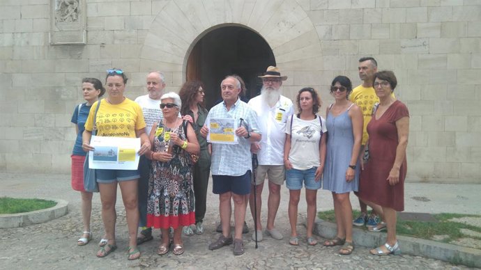 Representants de la Plataforma contra els 'mega creuers' davant el Consolat de Mar
