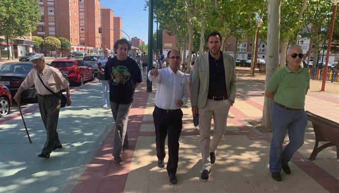El alcalde y Luis Vélez visitan las obras del carril bici de la avenida de Palencia.