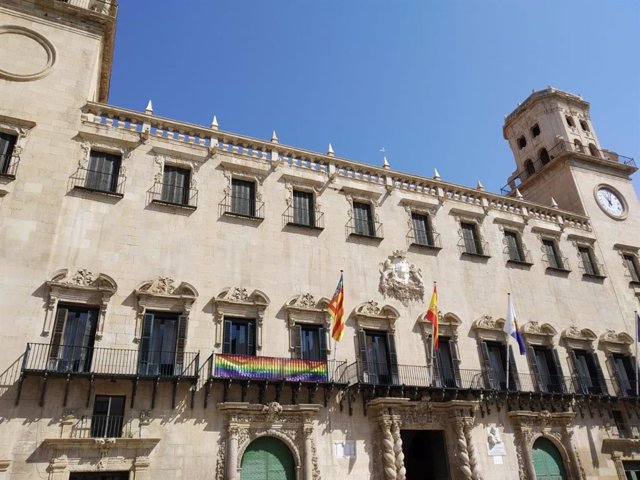 Bandera del arcoiris colgada en el Ayuntamiento este lunes.