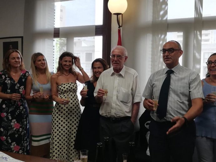 El jutge Eduardo Calderón, en el centre, juntament amb el personal del Jutjat   