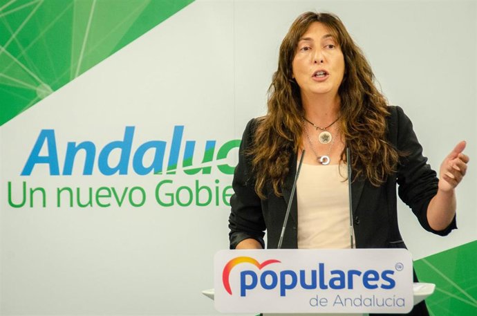 La secretaria general del Partido Popular Andaluz, Loles López, en rueda de prensa este lunes