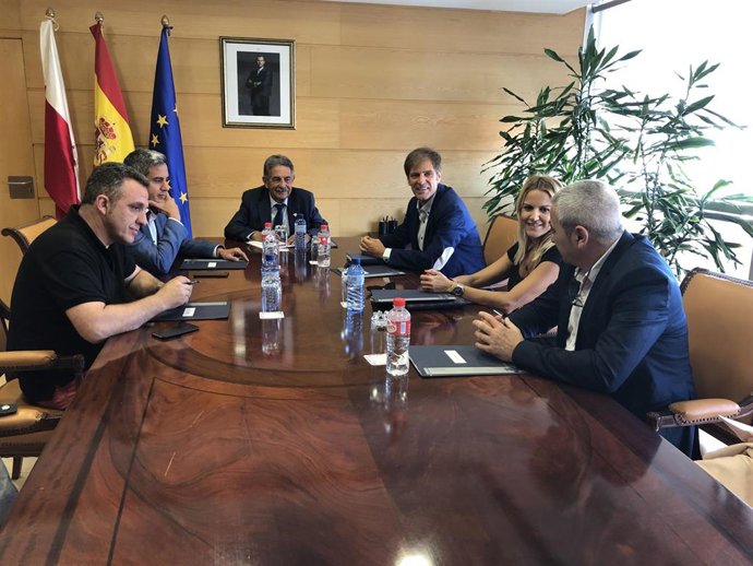 El presidente de Cantabria, Miguel Ángel Revilla,  junto al vicepresidente, Pablo Zuloaga, se reúne con el presidente de la patronal, Enrique Conde, y los secretarios generales de CCOO y UGT, Carlos Sánchez y Mariano Carmona
