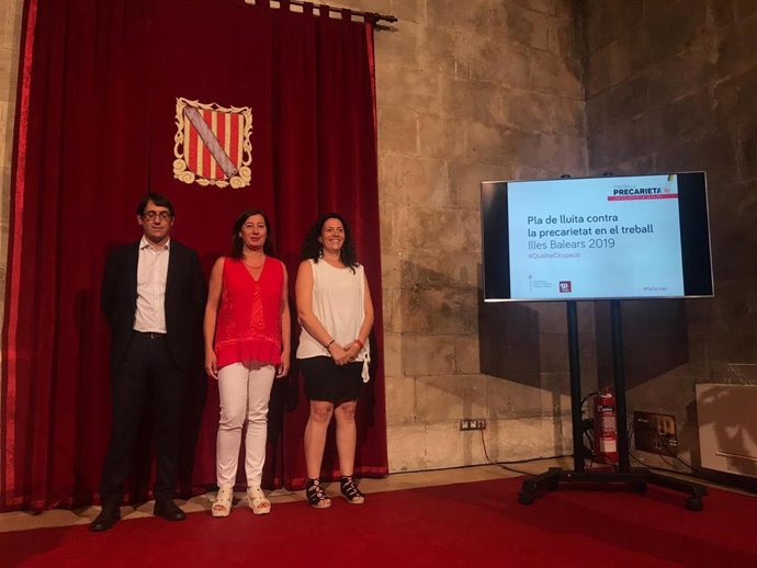 La presidenta del Govern, Francina Armengol, i el conseller de Model Econmic, Turisme i Treball, Iago Negueruela, en la presentació del Pla de lluita contra la precarietat laboral