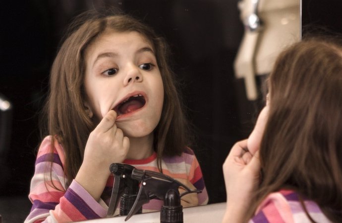 Beber agua y consumir frutas y verduras ayuda a combatir la sensibilidad dental 