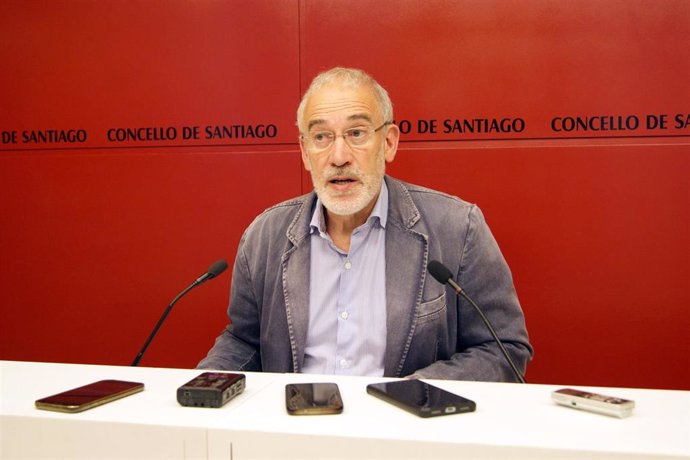 El portavoz del gobierno municipal de Santiago, Gumersindo Guinarte, en rueda de prensa