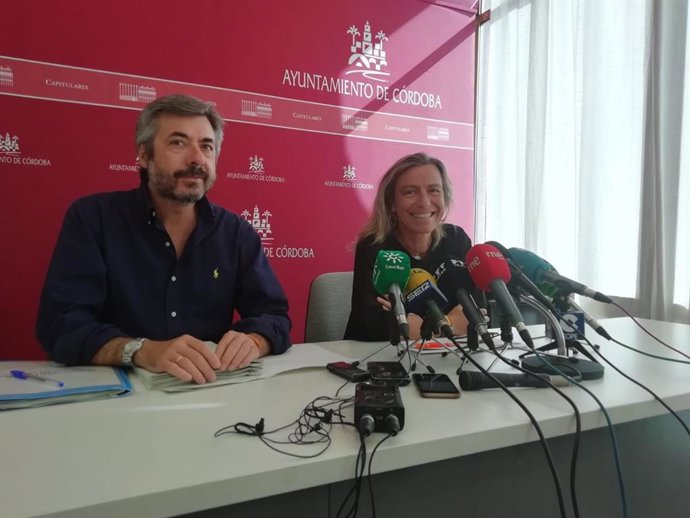 Isabel Álbás en la rueda de prensa junto a Miguel Ángel Torrico.