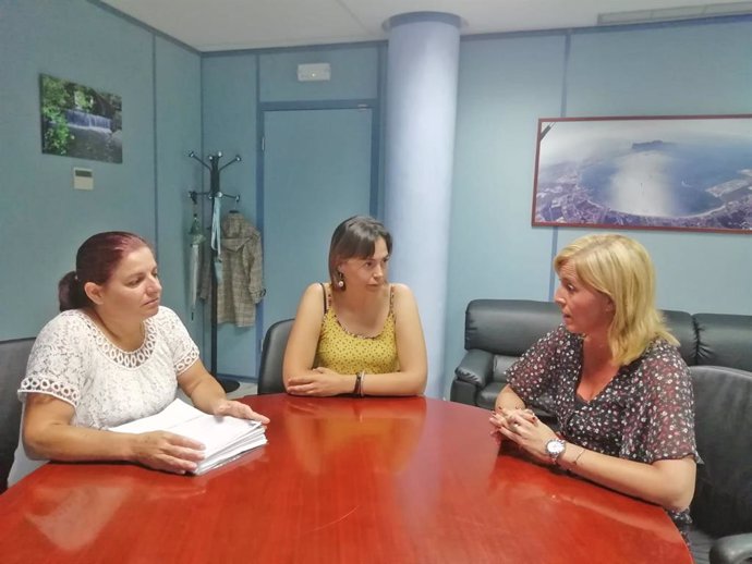 Eva Pajares reunida con representantes de la asociación "Algas del Estrecho"